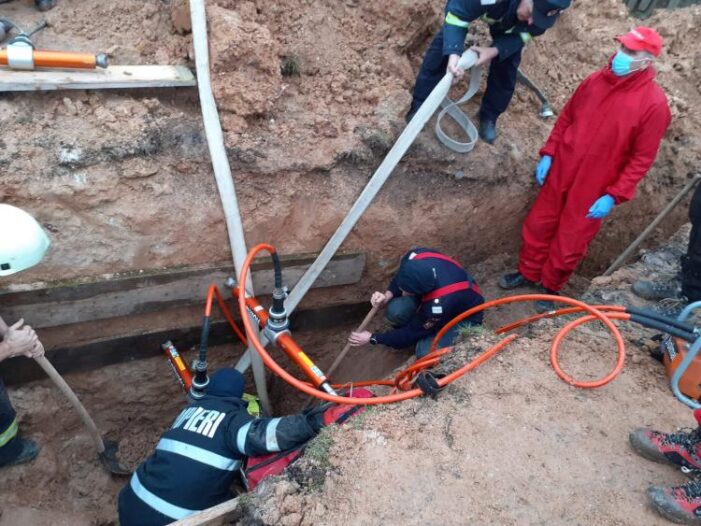 Muncitor prins sub un mal de pamant ! A murit ! (Foto)