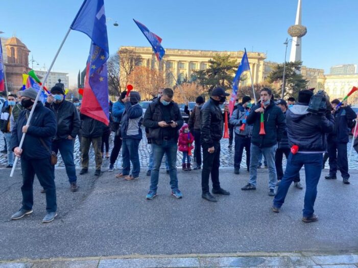 Noile restricții au scos românii în stradă. Val de proteste masive în România