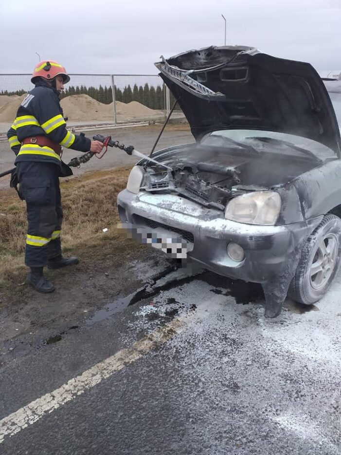 O masina a luat foc la iesirea din Carei (Foto)