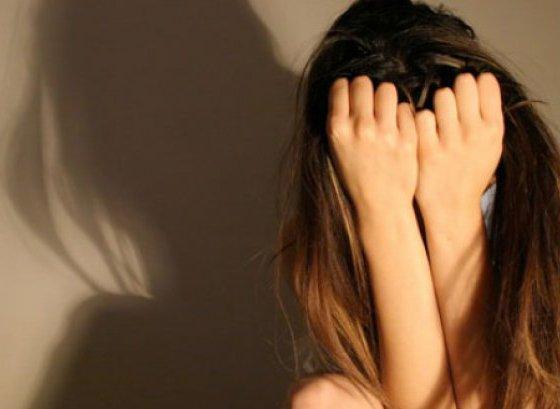 Fata de 13 ani, abuzată sexual de ambii părinți