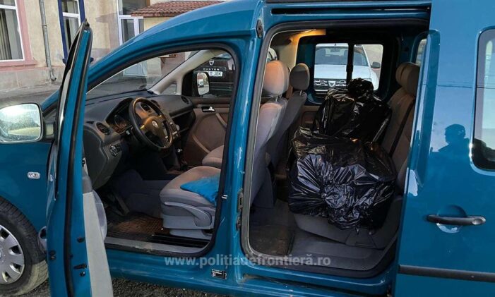Doi saci cu țigări, descoperiti într-o masina