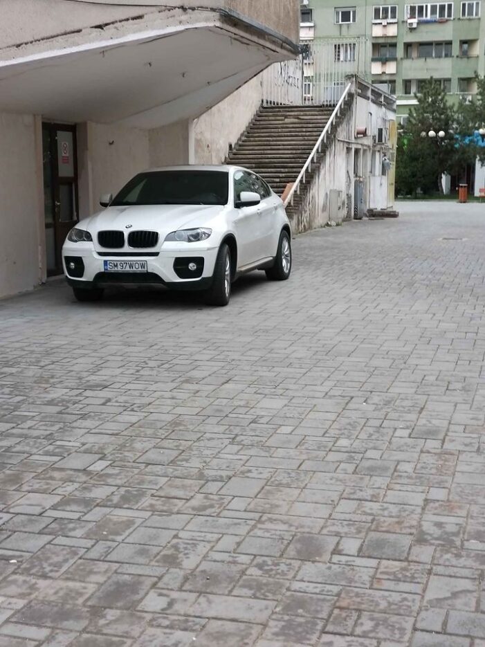 BMW furat din Satu Mare, văzut pe un drum din Cluj