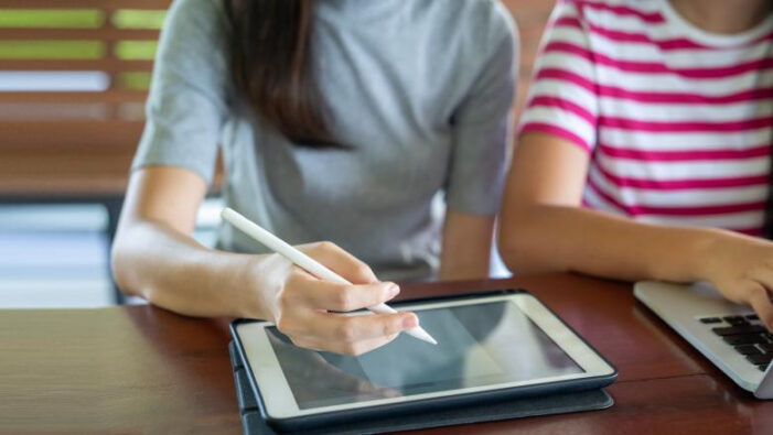 De astazi, cursuri exclusiv online pentru elevii din clasele a VIII-a și a XII-a