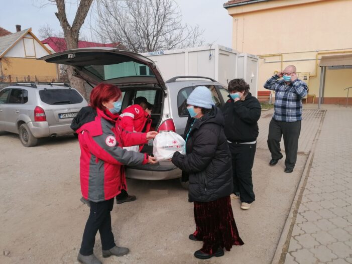 Voluntarii de la Crucea Rosie au impartit pachete in tot judetul