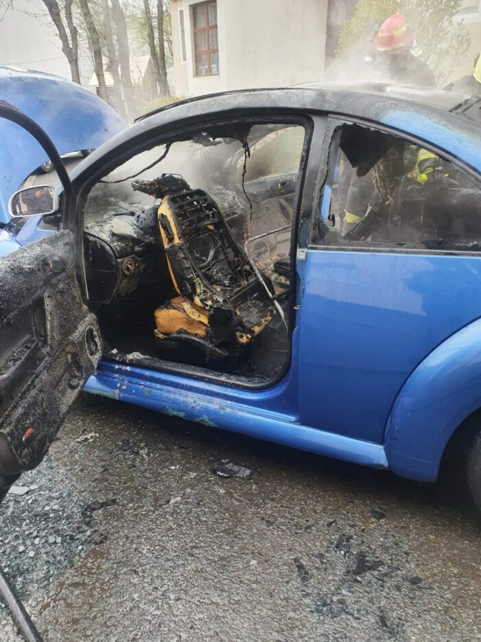 Masina distrusa de flacari, intr-un cartier din Satu Mare (Foto)