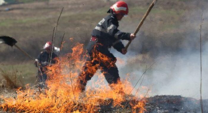 Incendiu de vegetatie uscata intre Hrip si Ruseni