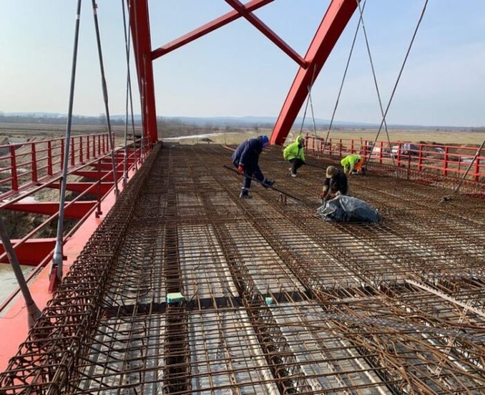 Au fost reluate lucrările la podul peste râul Someș, la Seini (Foto)