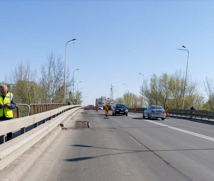 Plombari pe Podul Decebal. Se circula cu dificultate (Foto)
