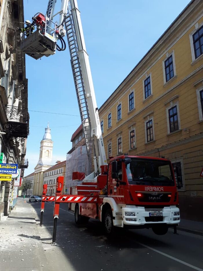Pericol pe Stefan cel Mare ! Cade tencuiala ! (Foto)