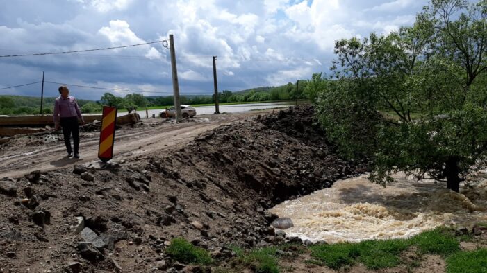 Apele au blocat circulatia la iesirea din Socond. Drum inghitit de ape (Foto)