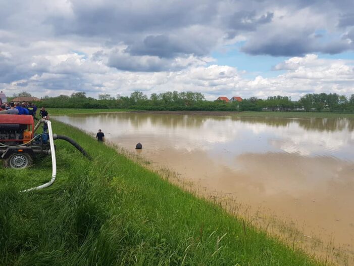 Pompierii intervin la evacuarea apei de pe terenurile din Craidorolt (Foto)