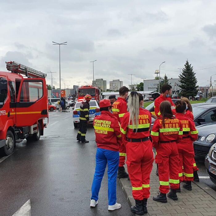 Si voluntarii ISU au sarit sa stinga incendiul din parcarea NEPI (Foto)
