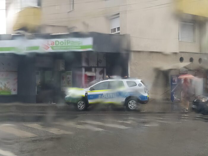 Si asa se poate ? Masina a Politiei, parcata pe trotuar ! (Foto)