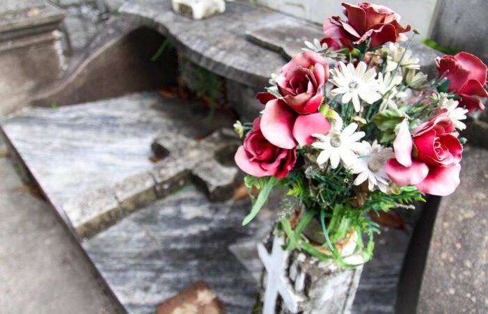 Florile artificiale vor fi interzise în cimitir