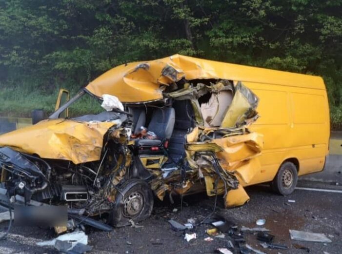 Accident cumplit. O persoana incarcerata dupa ce s-a izbit cu autoutilitara de un TIR (Foto)