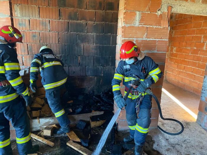 Incendiu la o casă în construcție (Foto)