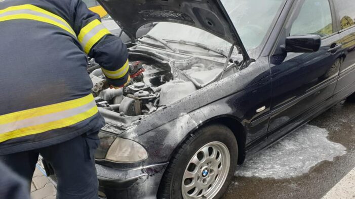 O masina a luat foc in parcarea de la mall