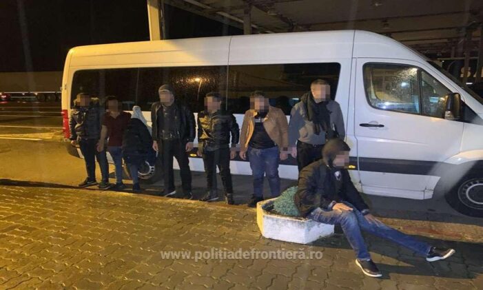 Șapte migranti și trei calauze prinse la Petea (Foto)