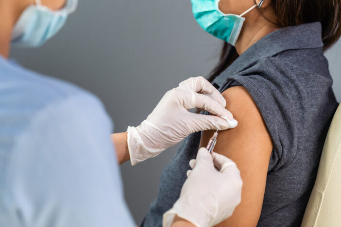 Începe maratonul de vaccinare pentru tinerii cu vârsta între 16-18 ani