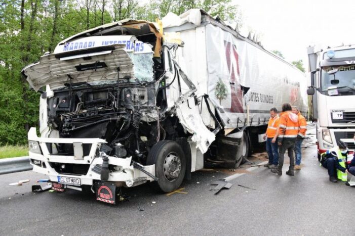 Doi romani și-au făcut TIR-urile praf pe un drum din Franța (Foto)