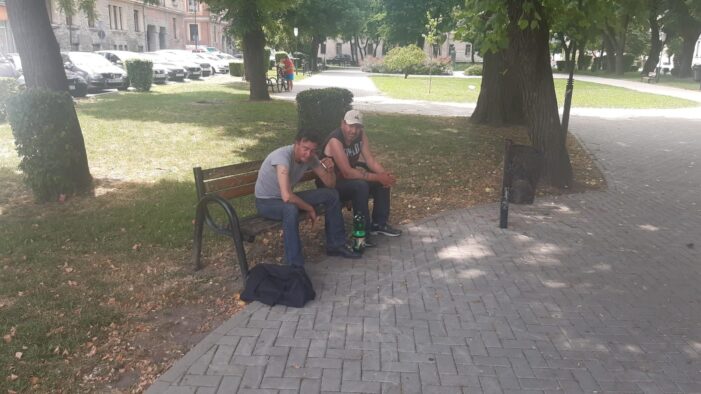 Cersetorii care isi fac veacul langa spital, ridicati de politistii locali (Foto)