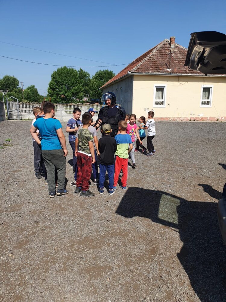 Jandarmi, in vizita la scoala. Cum au fost primiti (Foto)