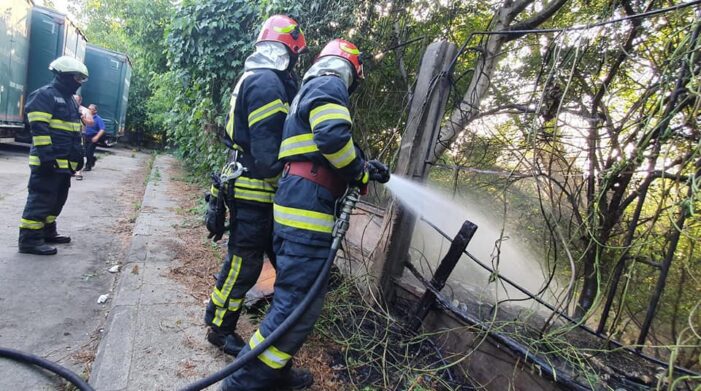 TIR-uri in pericol ! Vegetatia uscata din vecinatate a luat foc ! (Foto)