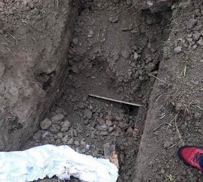 Socant ! Picior de om legat într-o punga și îngropat în curtea unei mânăstiri !