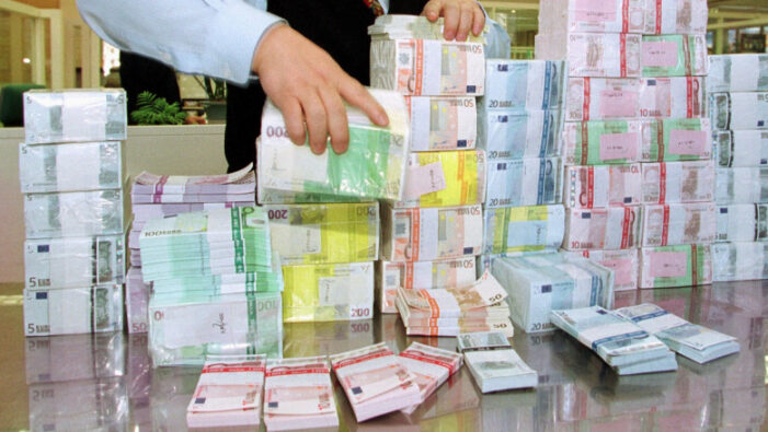 Incident bizar în București: Un șofer a aruncat un plic cu 300.000 de euro în altă mașină și a fugit