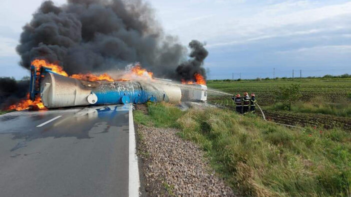 O cisternă s-a răsturnat și a luat foc (Fotogalerie)