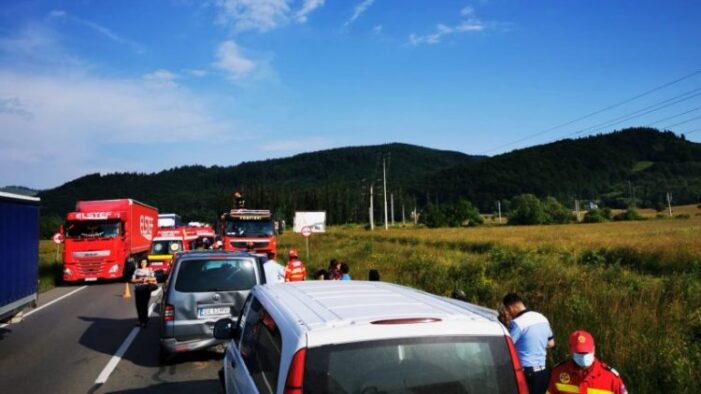 Şapte răniţi ! Două microbuze şi un autoturism s-au tamponat !