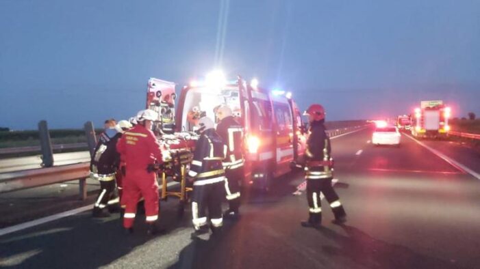 Un microbuz plin cu pasageri s-a rasturnat. Un mort și 16 răniți (Foto)