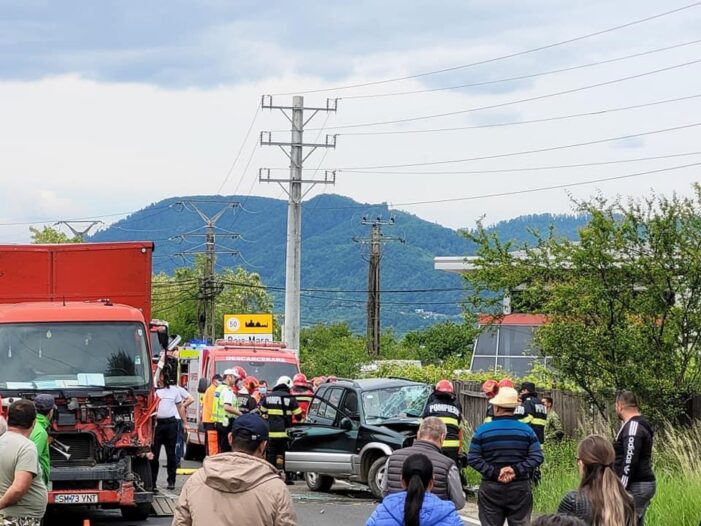 TIR din Satu Mare, implicat intr-un accident ! O femeie incarcerata ! (Foto)