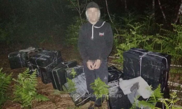 Traficant din Ucraina, reținut în judet. 21 de colete cu țigări, abandonate (Foto)