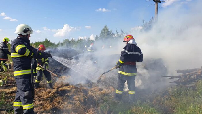 Incendiu in judet. Au ars 100 de baloti de paie (Foto)