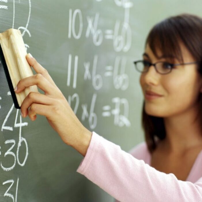Profesorii vor fi evaluați de elevi