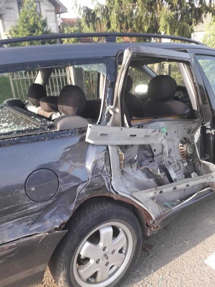 Masina distrusa in Ciuperceni. Soferul vinovat a fugit (Foto)