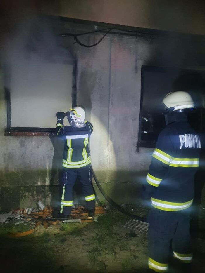 Incendiu in noapte. Pompierii au intervenit (Foto)