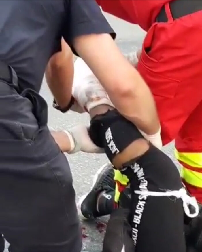 Motociclist lovit de un camion. Victima transportata la spital (Foto)
