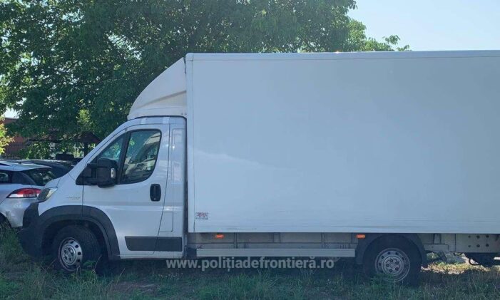 Autoutilitara furata din Spania, oprita la Petea (Foto)