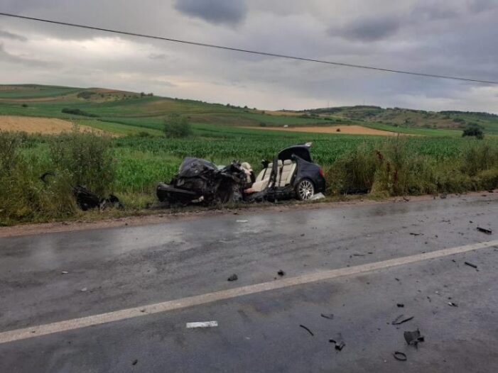 Impact teribil ! 7 oameni la spital ! Un BMW facut praf ! (Foto)
