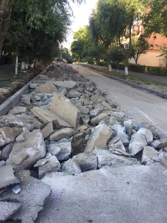 Intrebarea unui satmarean: „De ce a trebuit spart atata beton pentru a asfalta ?” (Foto)