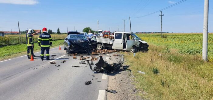 Accident grav in Odoreu. Doua persoane duse la Urgente (Foto)