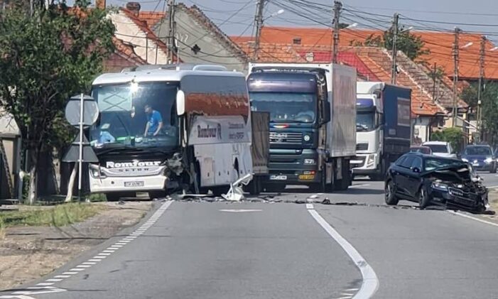 Accident intre un autocar si o masina. Patru persoane la spital (Foto)