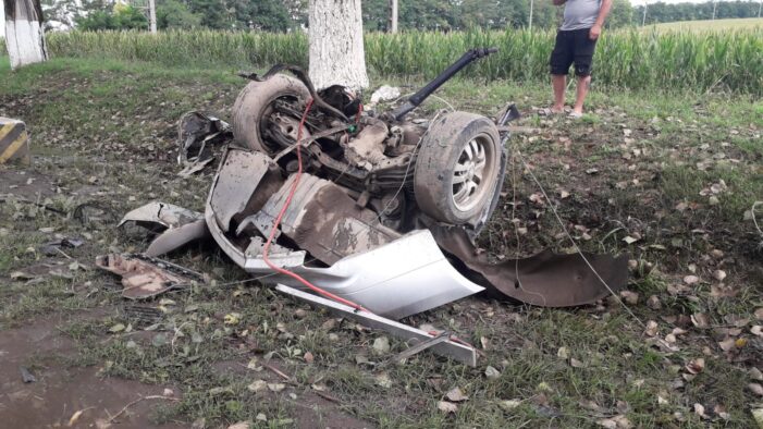 Accident cumplit. BMW facut praf intr-un accident. Doi raniti (Foto&video)