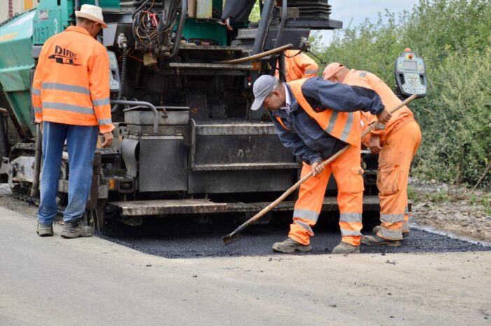Se lucreaza la drumul Satu Mare – Lazuri (Foto)