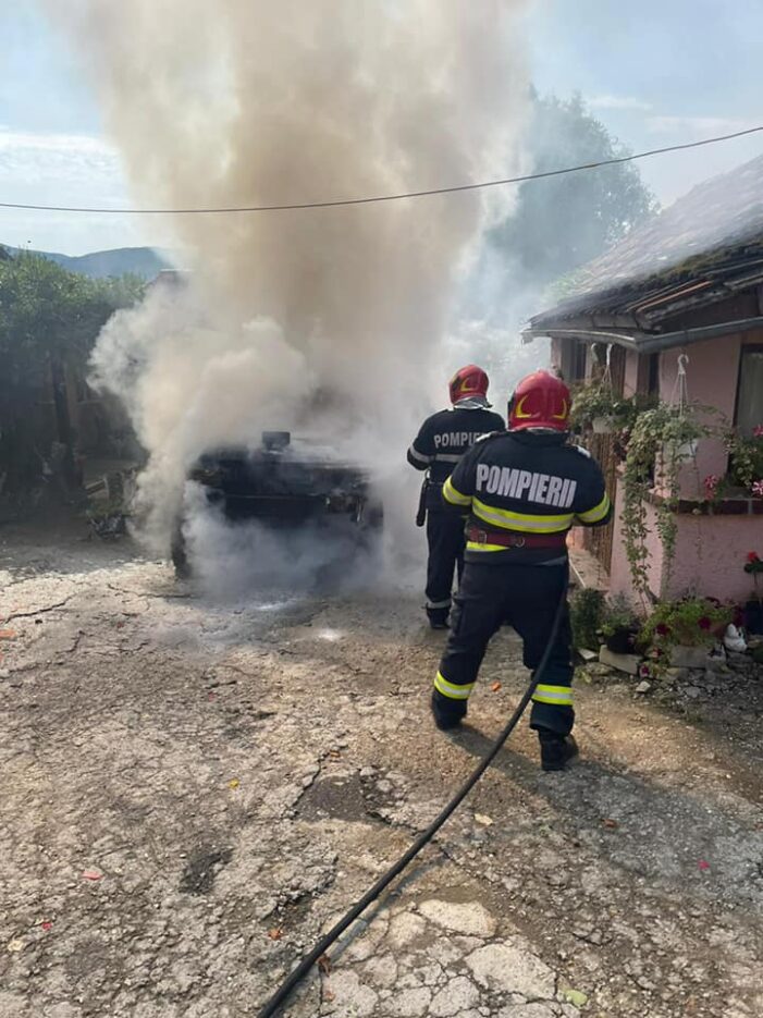 O masina a luat foc de la combustibilul scurs din rezervor (Foto)