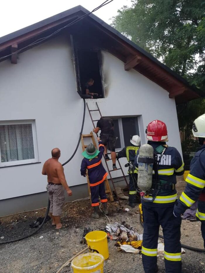 Incendiu la acoperișul unei case (Foto)