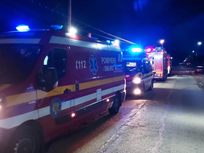 Doi politisti au salvat un barbat din flacari