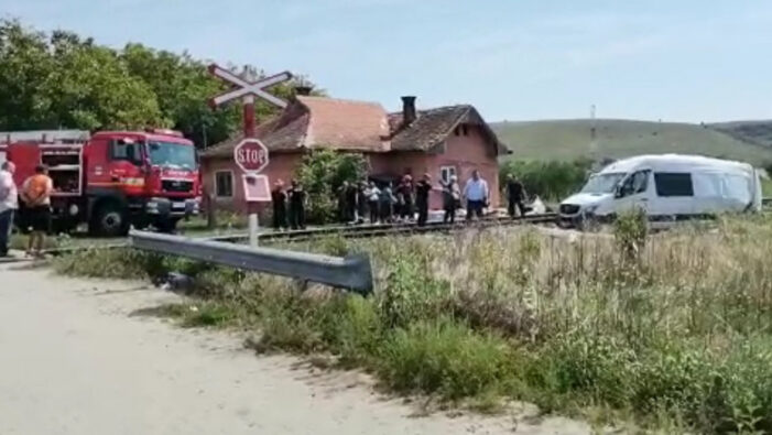 Accident grav. Microbuz lovit de tren (Foto)